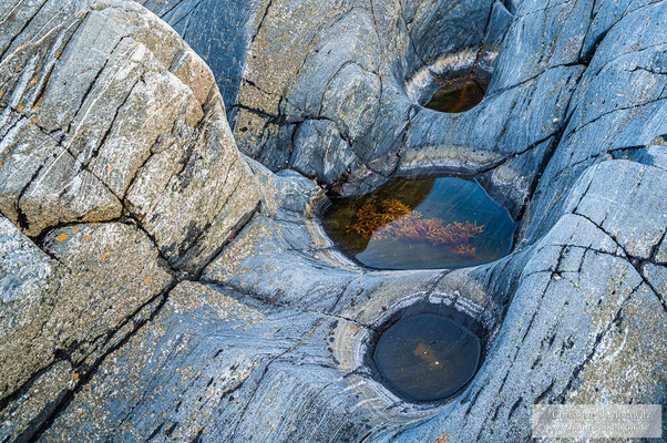 Kleine Gezeitentümpel an der Küste