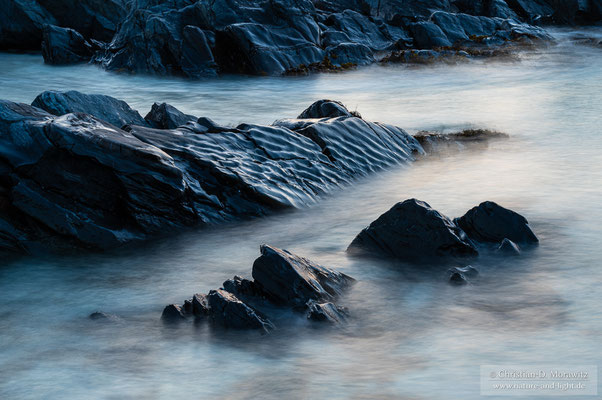 Sedimentplatten mit Spuren früherer Meere in Form von Sandrippen im Stein