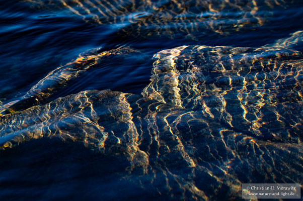 Lichtspiel im klaren Wasser