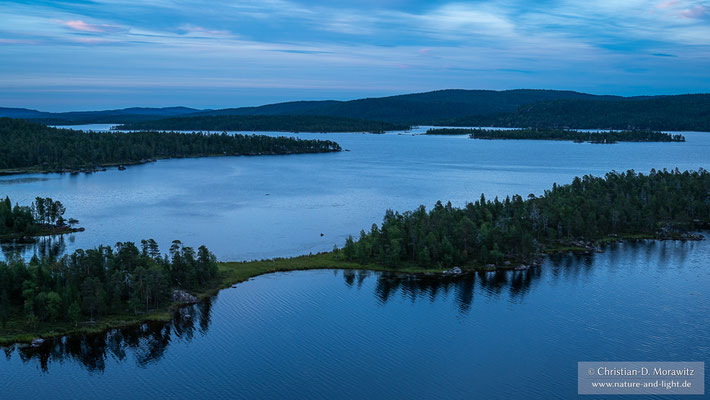 Blick über den Inari-See zur blauen Stunde