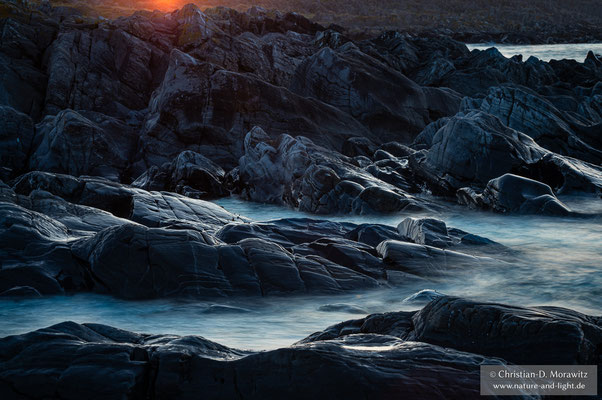 Sonnenuntergang über der felsigen Küste