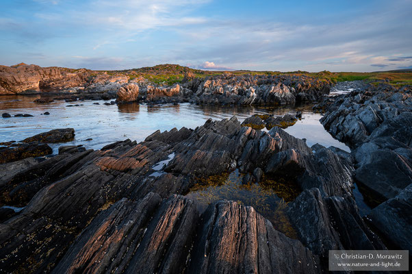 Die Küste besteht aus interessanten Felsformationen aus Sedimentgestein