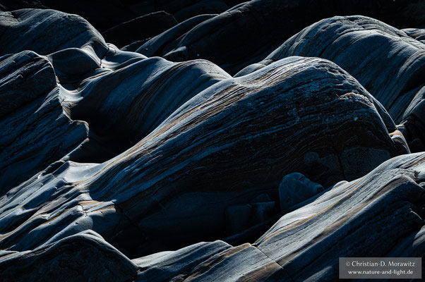 Sedimentgestein im Gegenlicht mit schönen geschwungenen Formen