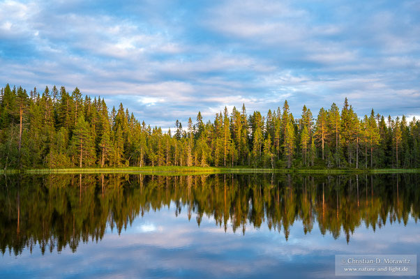 Nachtlager mit Zelt an einem See auf der Fahrt durch Schweden