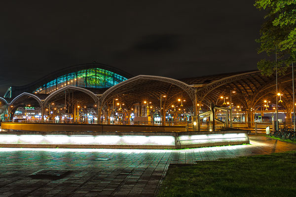 Kölner Hauptbahnhof neben der Dom-Ostseite