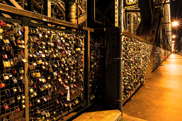 "Installation" auf der Hohenzollernbrücke