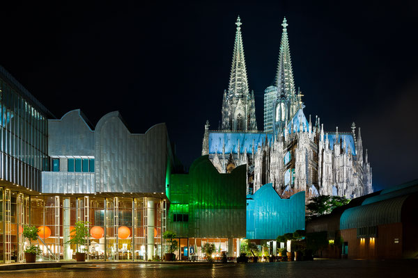 Blick auf den Dom zu Köln, vom Rhein her kommend