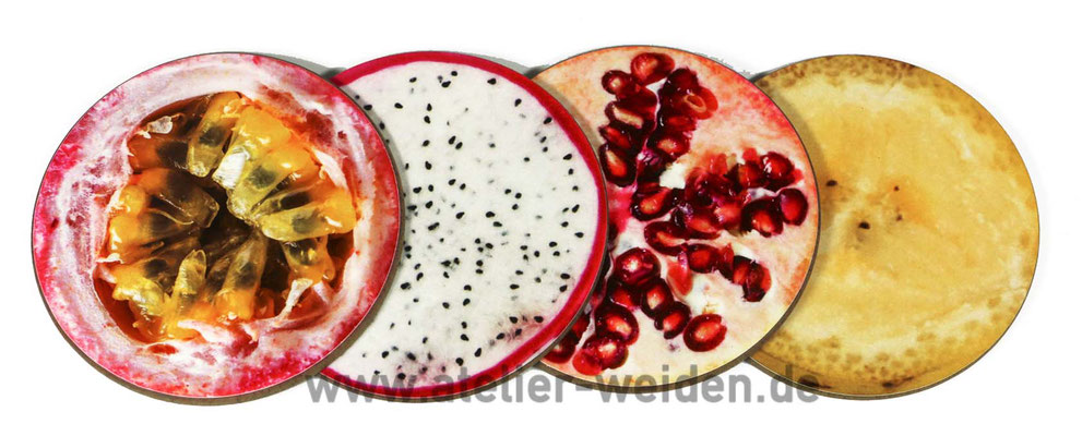 Untersetzer-Fruchtmix aus Maracuja, Drachenfrucht, Granatapfel und Banane