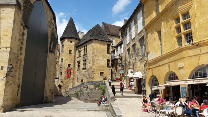 Marché de Sarlat à visiter lors de votre séjour à la Villa Lascaux