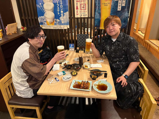 関啓太と山田裕伸のデュオ。祐伸との出逢いが切っ掛けで関君と出逢う。  　　　　　　　　　　　　　　「あの目ん玉こぼれそうな子は誰？」が最初に祐伸に訊ねた関情報。
