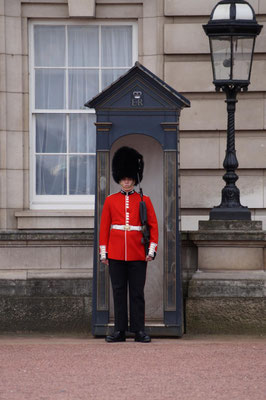 Wache am Buckinghampalast. Die Queen war nicht da und hat uns leider nicht zum Tee eingeladen.