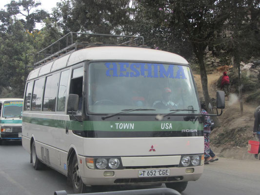 Mit dem Dalla-Dalla kommt man scheinbar sogar in die USA!! Tatsächlich fährt dieses Dalla-Dalla von Arusha nur bis zum Fluss Usa an der Straße nach Moshi.