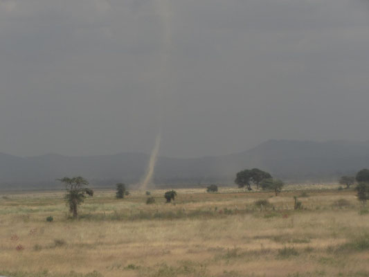 Ein Staubtornado am Kilimandscharo-Flughafen.