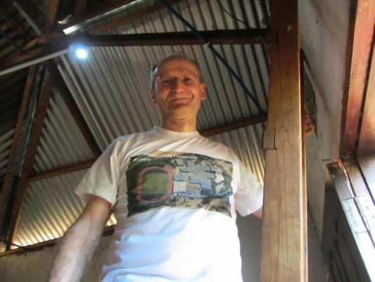Solar-betriebenes elektrisches LED-Licht (oben links) im Haus.