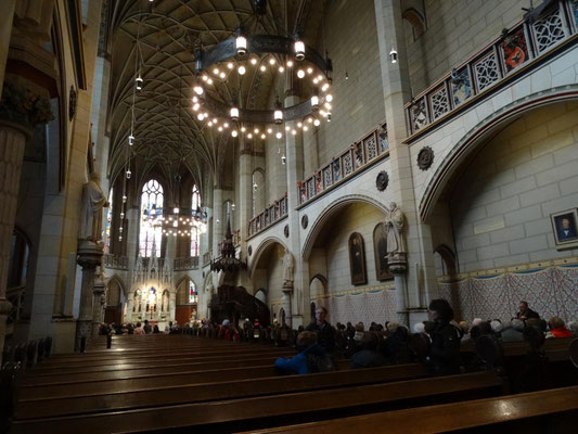 Blick auf den Altar und die Kanzel der Schlosskirche.