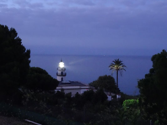 Der Leuchtturm in Calella steht direkt neben dem Campingplatz.