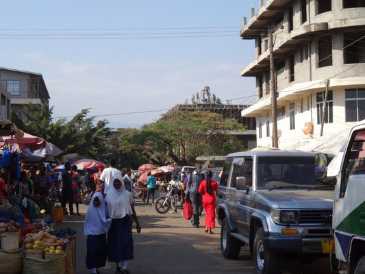 Strassenszene mit Bauarbeiten naehe Mbuyuni-Markt in Moshi.