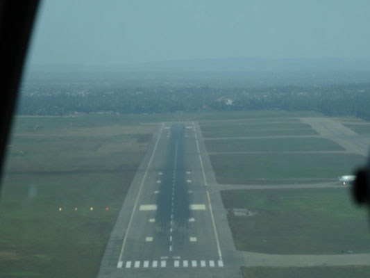 Flughafen Dar es Salaam: Landebahn voraus. 