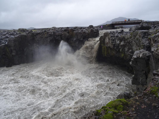 Zum Glück gab es für die Überquerung dieses Flusses diesmal eine Brücke. Bei vielen anderen mussten wir durch das Wasser waten.