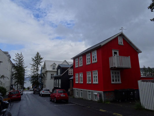 Typische Häuser in einer kleinen Strasse in Reykjavik.