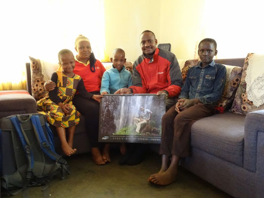 Unser "Helfen macht Schule Kalendermodel" Filbert Kilawe mit Familie und dem ueberreichten Exemplar des Kalenders 2021.