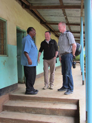 Im August 2013 besucht Patrick Mbeshere Lyakurwa von der Nsoo Sec. School die deutschen Partnerschulen. Hier ist er mit Winfried Sommer und Michael Link zu sehen.