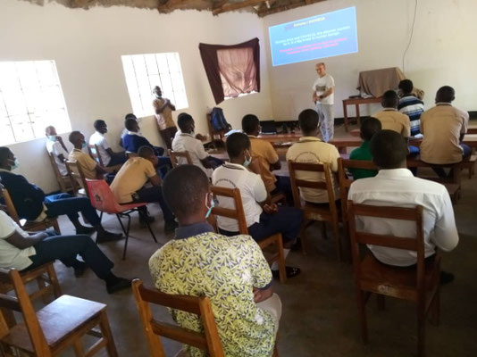 Auch beim Besuch in der Berufsschule VTC war COVID19 ein Thema. Br. Benedict uebersetzte gekonnt simultan von English in Kiswahili.