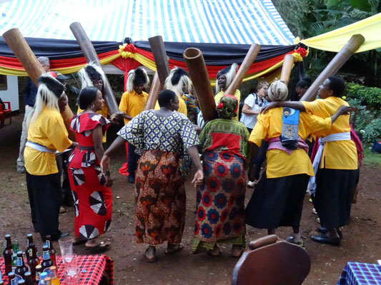 Eine lokale Musikgruppe sorgte für Einblicke in Chaggakultur (Chagga: am Kilimandscharo beheimateter Stamm).