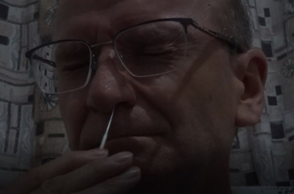 Bildchen aus dem hier produzierten Film zur Durchfuehrung des COVID-Selbsttest. Die Schueler haben mit mir gelacht, als sie meine Begeisterung fuer das "Nase bohren" gesehen haben. Als Lehrer macht man halt fast alles fuer den Lernerfolg ;-) 
