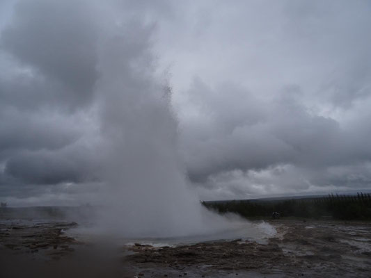 Alle vier bis acht Minuten kommt es zu einer Eruption des Strokkur-Geysirs. Siehe Filme weiter unten !!