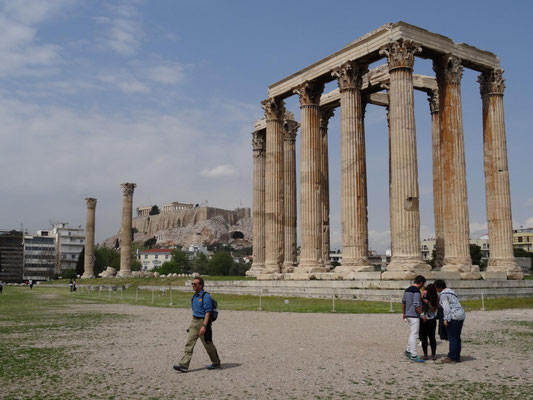 Die Reste des Zeustempel mit der Akropolis im Hintergrund und meinem Begleiter und Freund M. Pieke im Vordergrund.