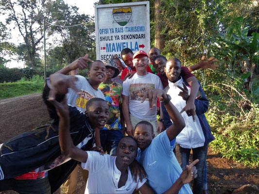 Die staatliche Mawella Secondary School ist inzwischen eine Boarding School geworden. Als ich mich dort nach Veraenderungen umschaute waren die Schueler sehr neugierig auf den Mzungu und suchten den Kontakt.