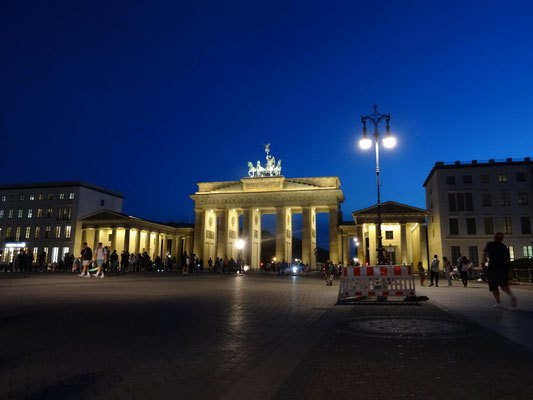 Brandenburger Tor in der Blauen Stunde bei der Klassenfahrt mit der G9b nach Berlin 2022.