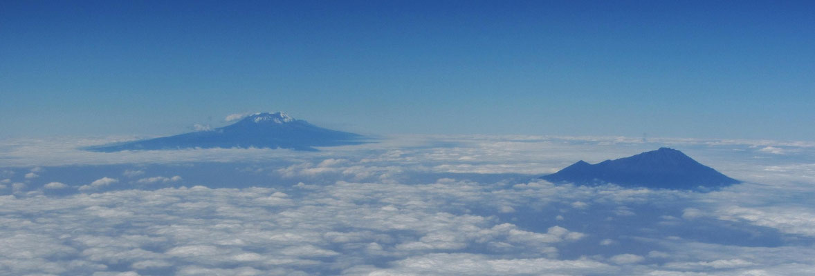 Kilimandscharo und Mount Meru beim Anflug auf den Kilmanjaro Airport.