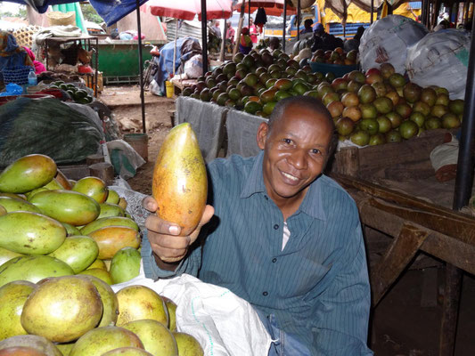 Verkäufer auf dem Mbuyuni-Markt von Moshi.