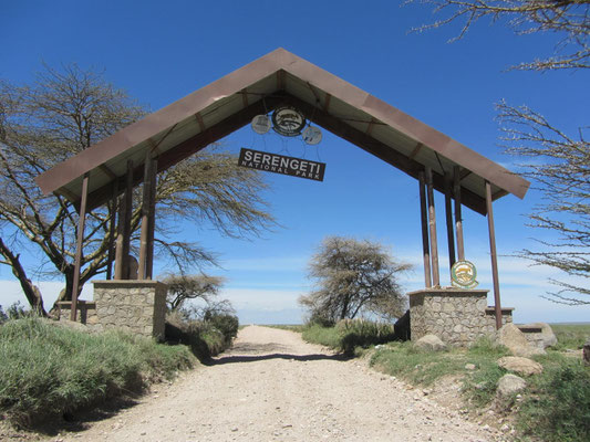 Einfahrt in den Serengeti-Nationalpark.