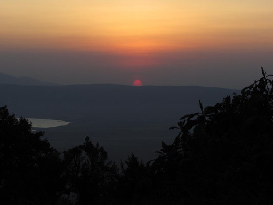 Durch eine Autopanne bei der Ausfahrt aus dem Nationalpark konnten wir den Sonnenuntergang vom Kraterrand aus beobachten.