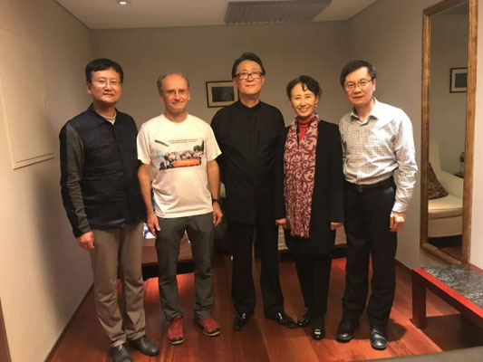 Backstage in der Gardrobe des Dirigenten Lihua TAN. Herzlicher Dank !!