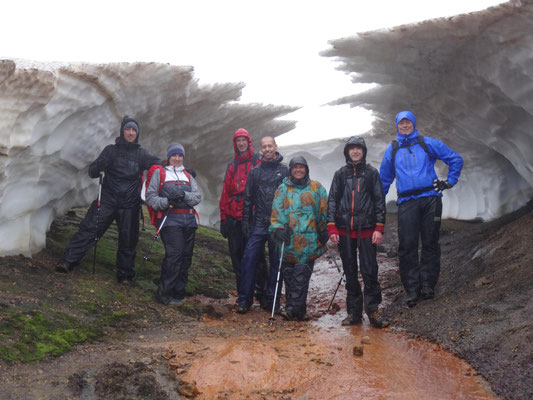 Unsere Reisegruppe und ein junger Alleinwanderer während eines der vielen Regenschauer.