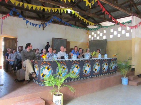 Die Gästedelegation bei der Vorstellung in der Kishumundu Sec. School (KSS).