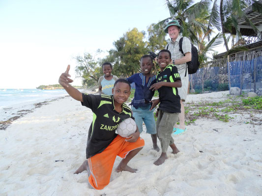 Jungs präsentieren sich am Strand von Sansibar.