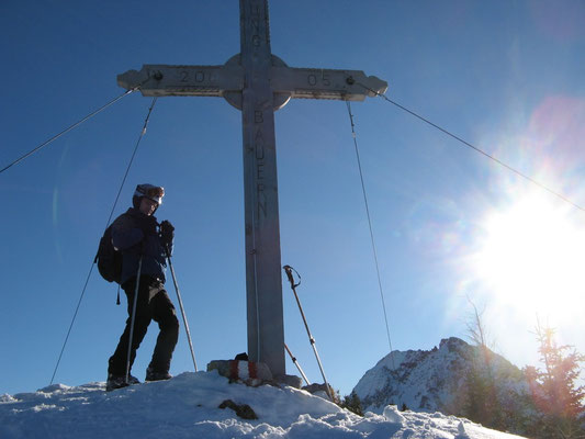 Gipfelglück bei meiner ersten und bisher einzigen Skitour (bei Westendorf, Foto: Dr. Birgit Esslinger)