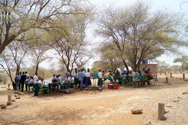 Mittagessen der gesamten Ausflugsgruppe am Picknickplatz Matete. Das Essen hatten die Schulköche in der Nacht gekocht und der Gruppe mitgegeben.