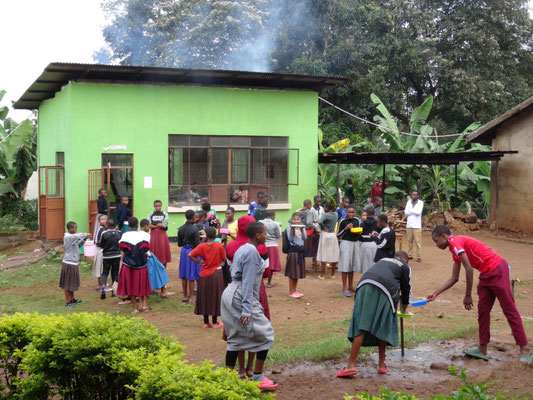 Zum Fruehstueck gibt es an der Kishumundu Secondary School Porridge.