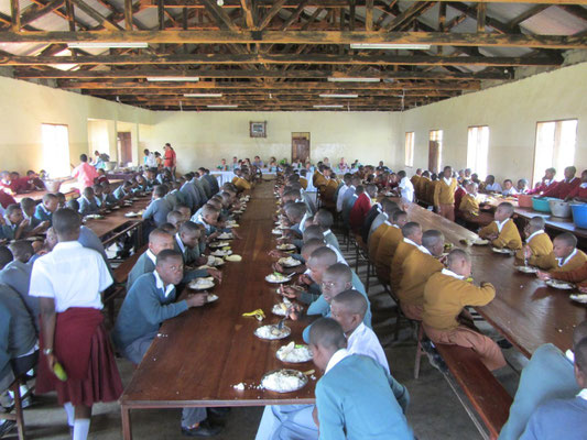 Gemeinsames Mittagessen mit den Schülern und Lehrern in der Nsoo Sec. School.