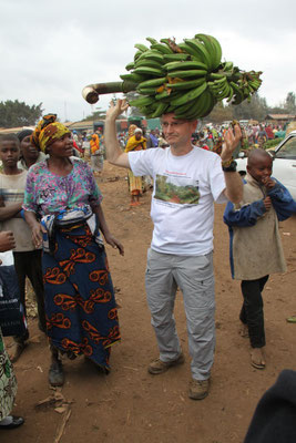 Bei den Bananenhändlerinnen auf dem Markt von Kwasadala durfte ich mich im Bananentragen ausprobieren - das ist ganz schön schwer! Foto: Michael Link
