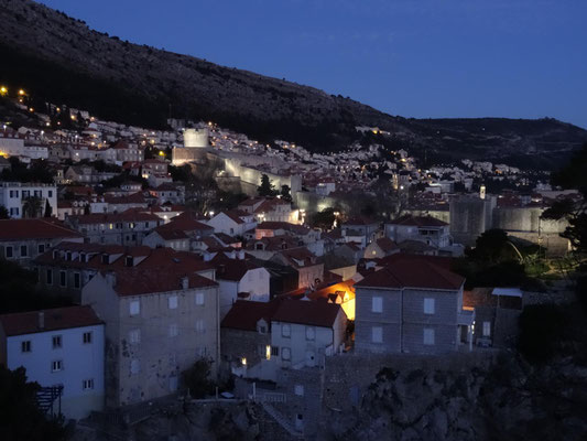 Altstadt Dubrovniks in der Blauen Stunde.