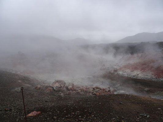 Der Vulkanismus ist omnipräsent: Direkt am Landmannalaugar-Lager befinden sich heiße Quellen und ein Lavafeld, das wir beim Start unserer ersten Etappe durchqueren. Wenig später riechen wir schwefelige Gase.