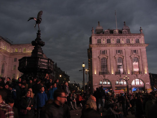 Piccadilly Circus bei Einbruch der Nacht.