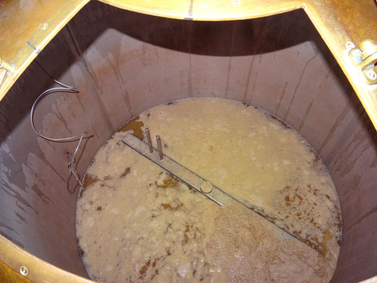 Hier werden durch Filtration Wasser-gelöste von ungelösten Bestandteilen getrennt.